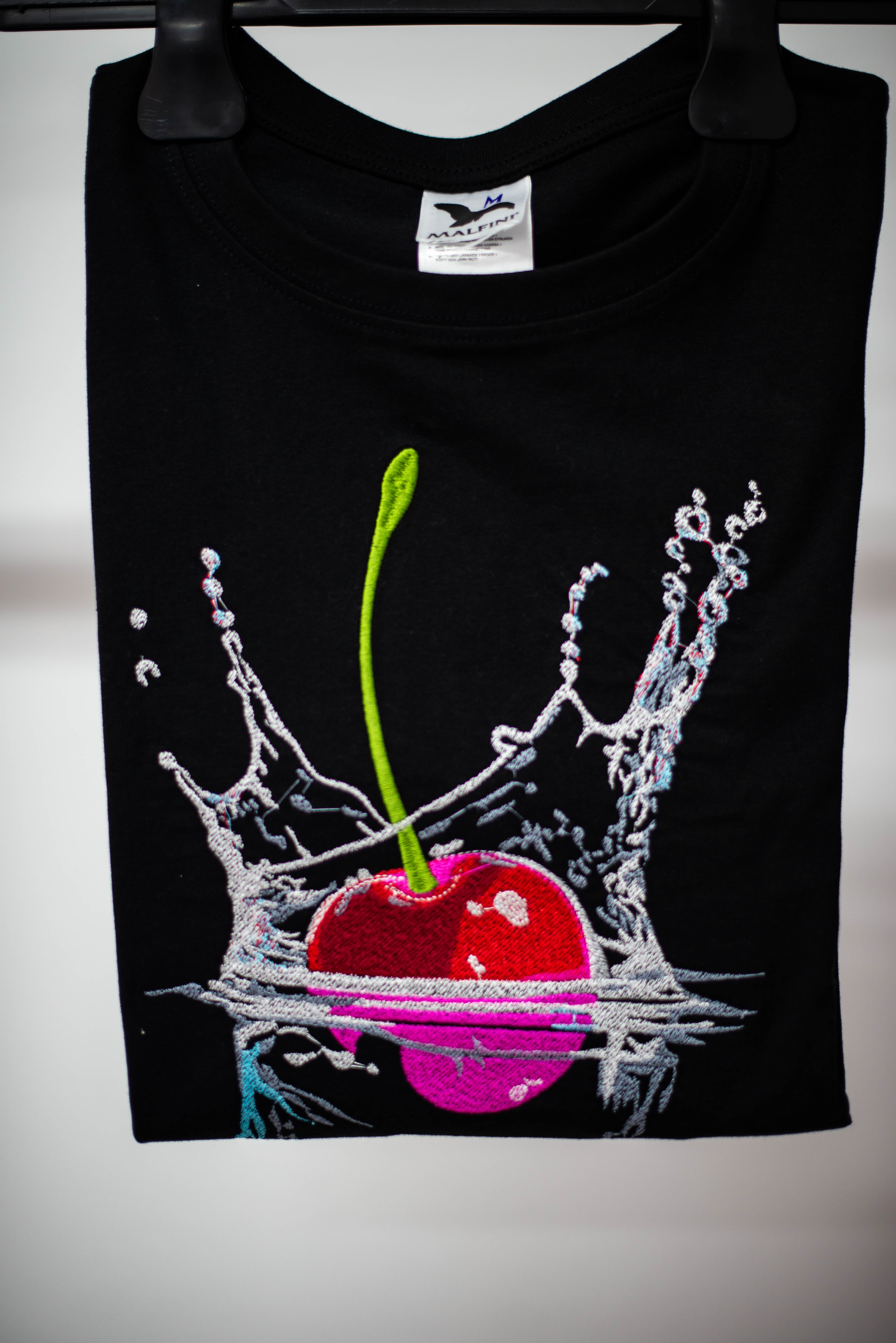 TRICOU NEGRU CIREAȘĂ