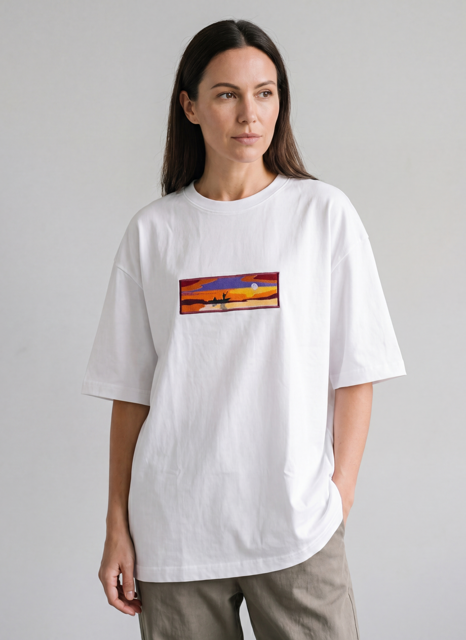 Sunset Oversize Tee — Tricou brodat manual cu peisaj de apus