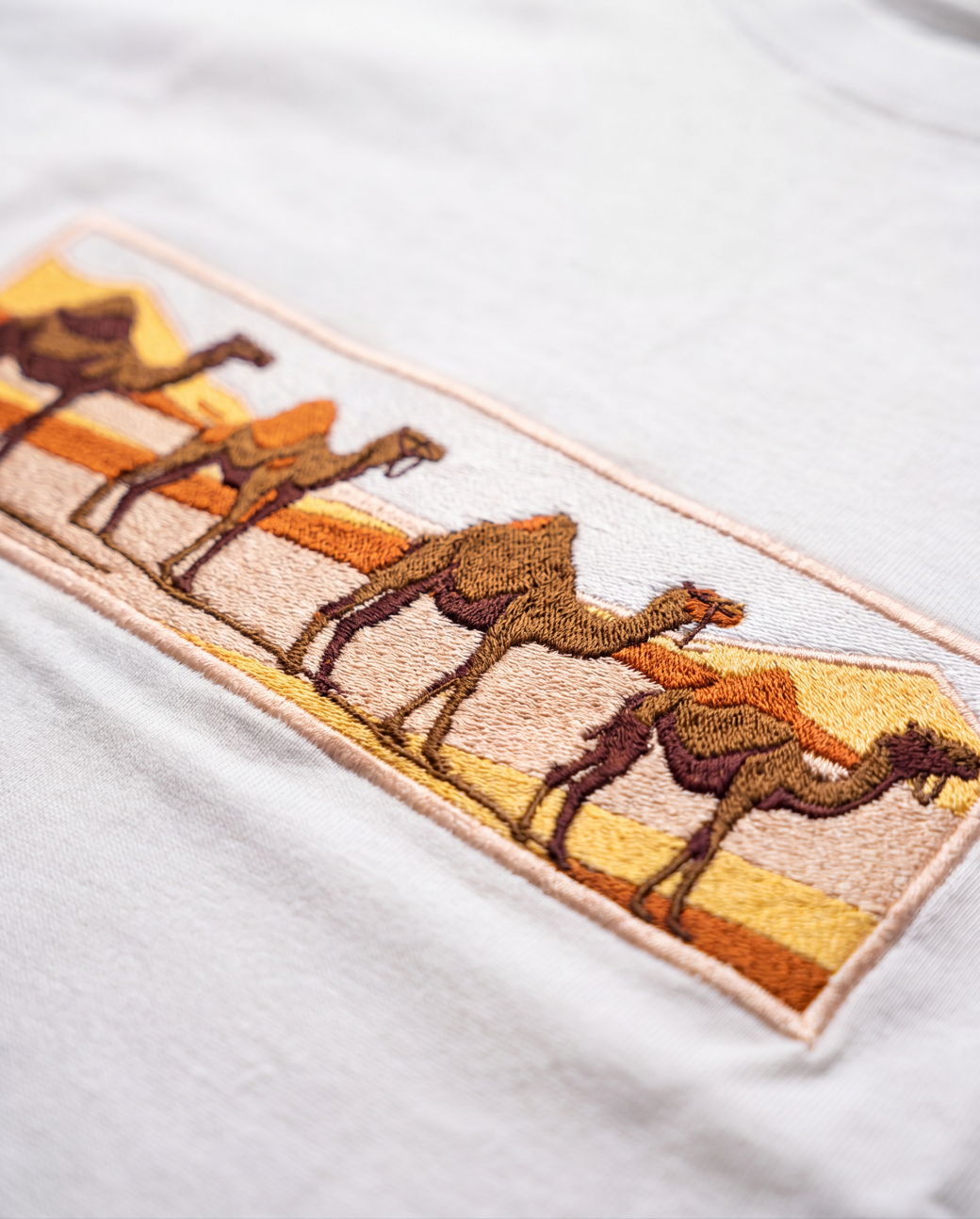 Desert Caravan Oversize Tee — Tricou brodat manual cu caravană în deșert