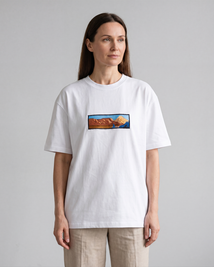 Mountain Lake Oversize Tee — Tricou brodat manual cu peisaj montan
