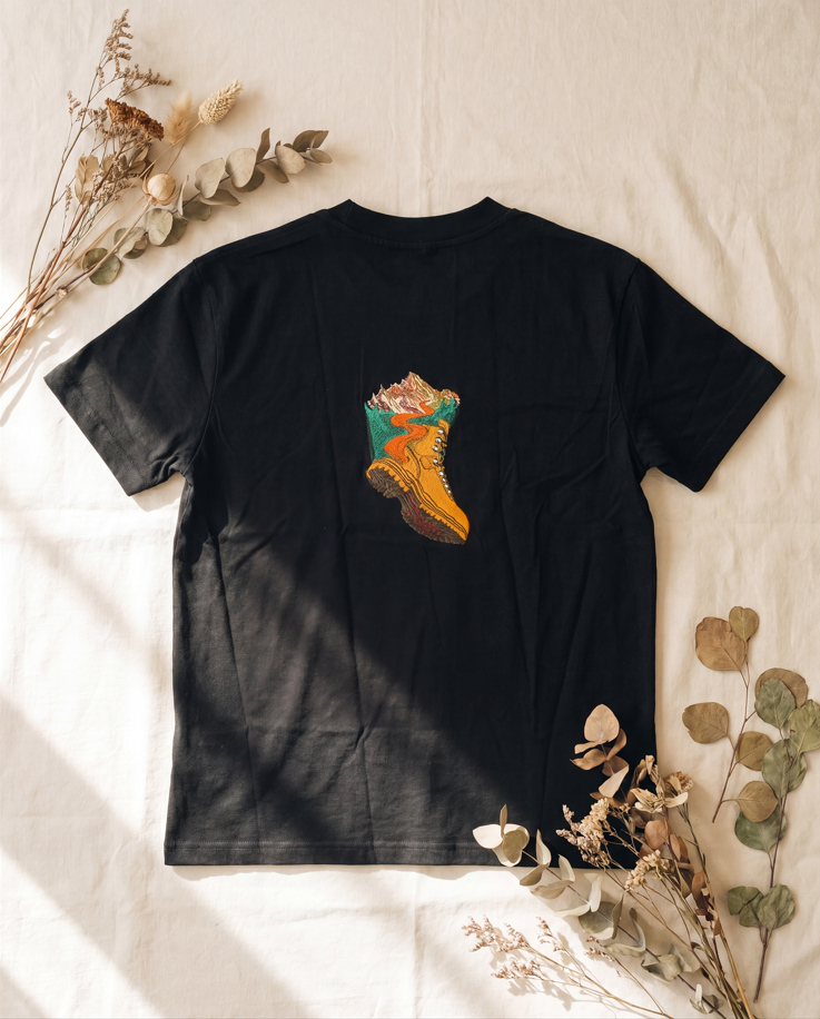 Trail Oversize Tee — Tricou brodat manual cu bocanc de munte