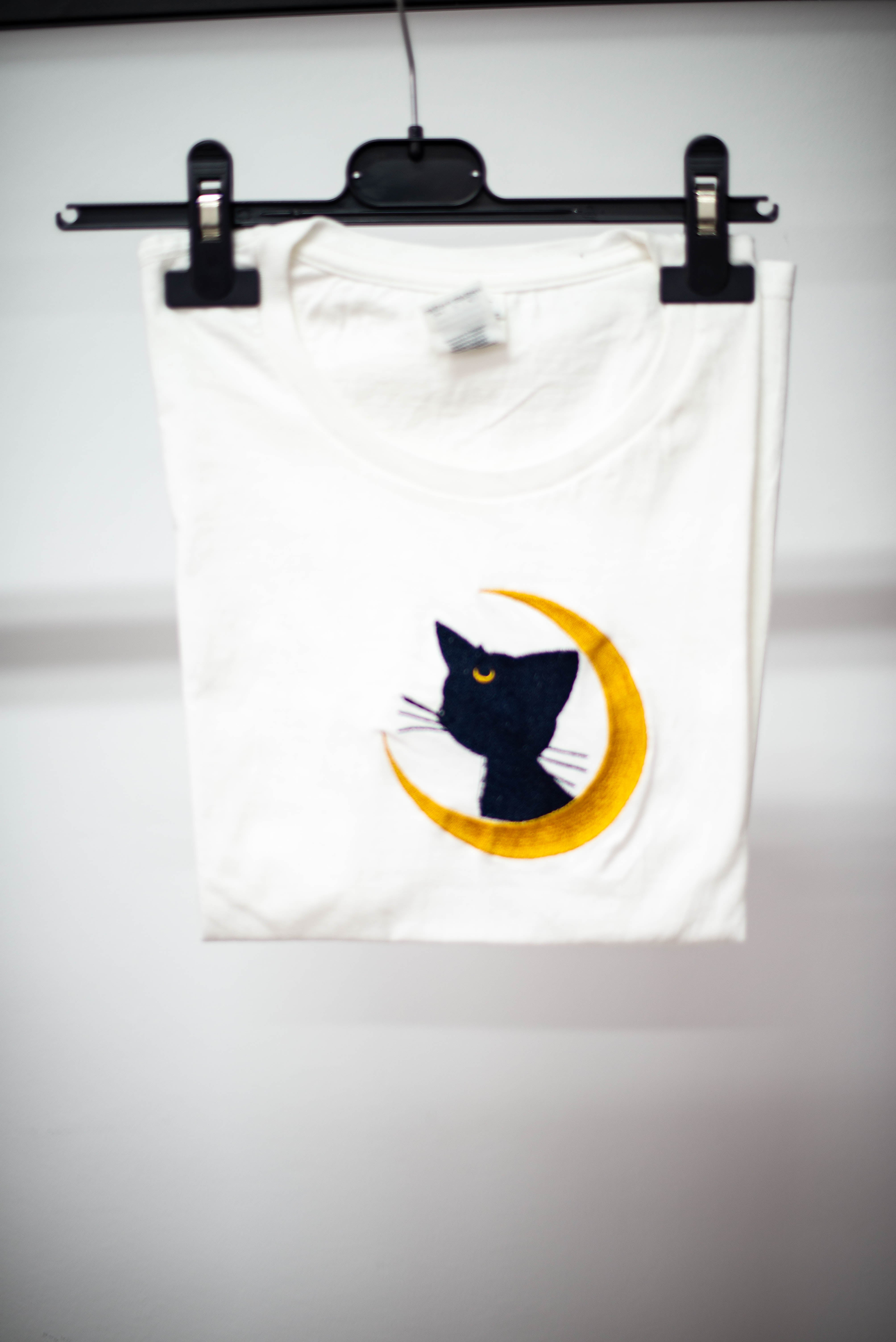 TRICOU ALB PISICĂ PE LUNĂ