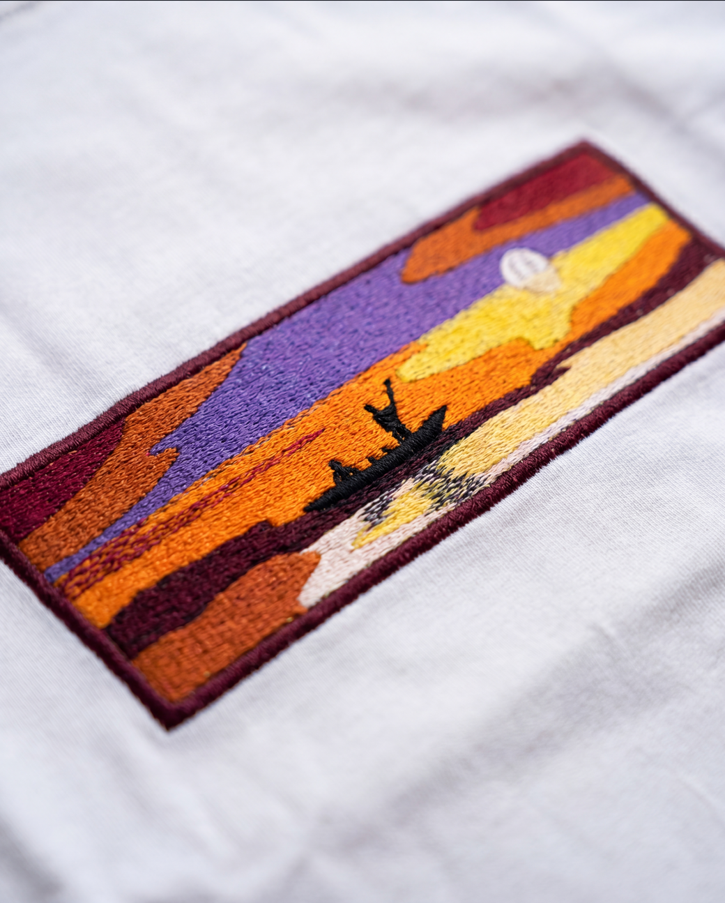 Sunset Oversize Tee — Tricou brodat manual cu peisaj de apus