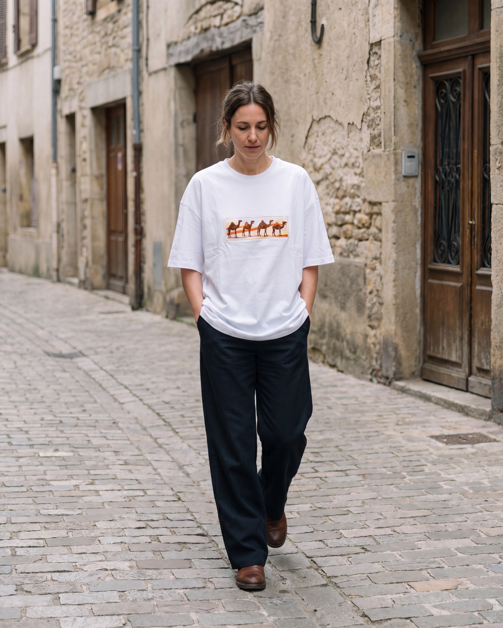 Desert Caravan Oversize Tee — Tricou brodat manual cu caravană în deșert