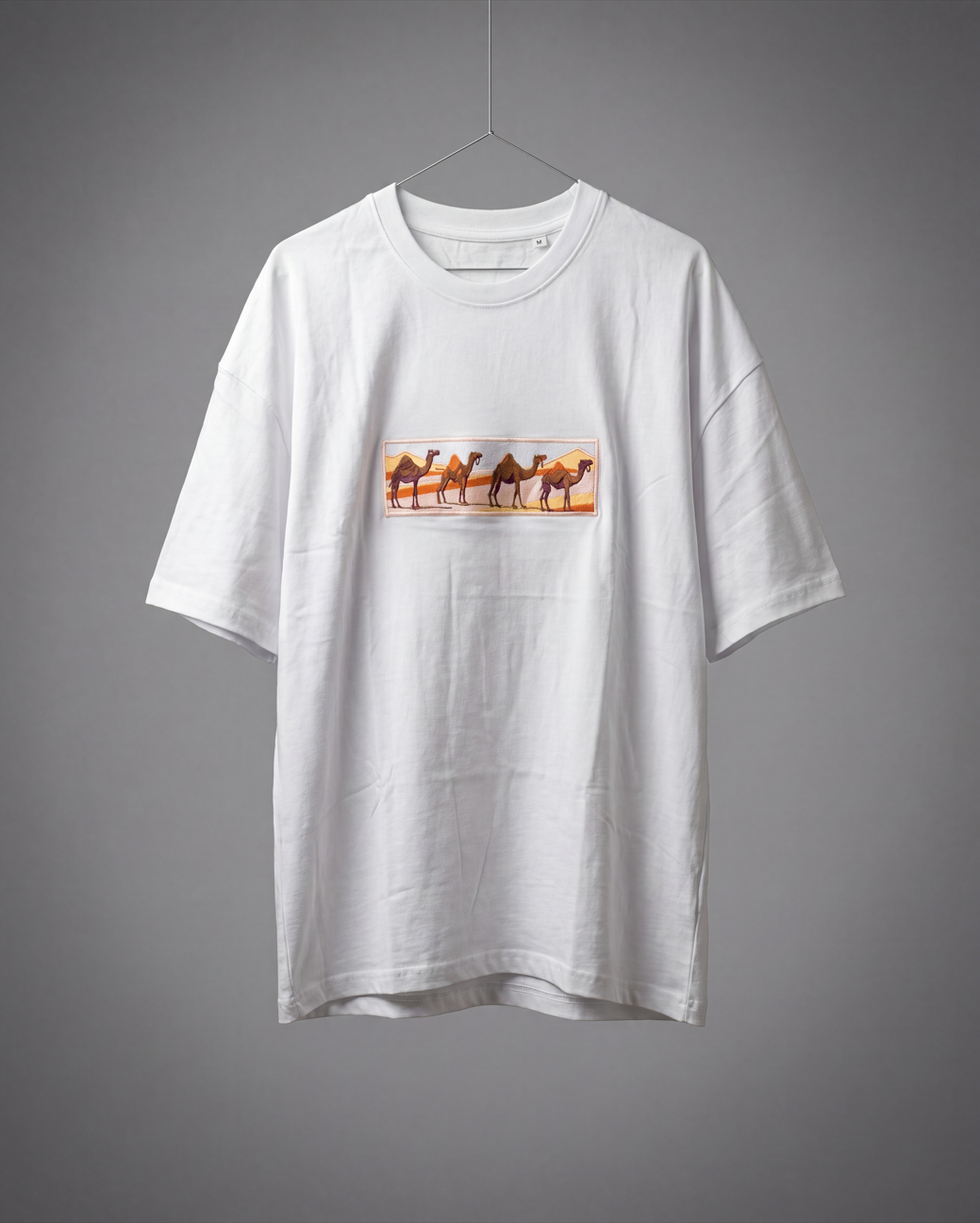 Desert Caravan Oversize Tee — Tricou brodat manual cu caravană în deșert