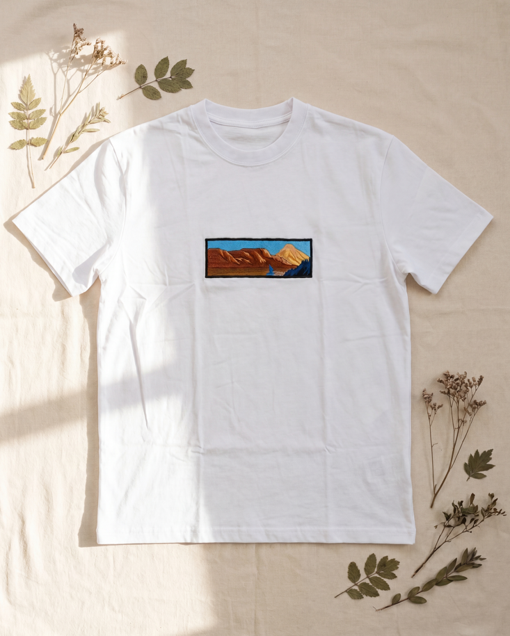 Mountain Lake Oversize Tee — Tricou brodat manual cu peisaj montan