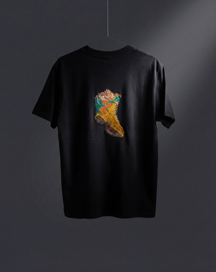 Trail Oversize Tee — Tricou brodat manual cu bocanc de munte