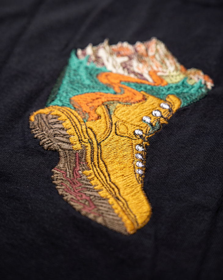 Trail Oversize Tee — Tricou brodat manual cu bocanc de munte