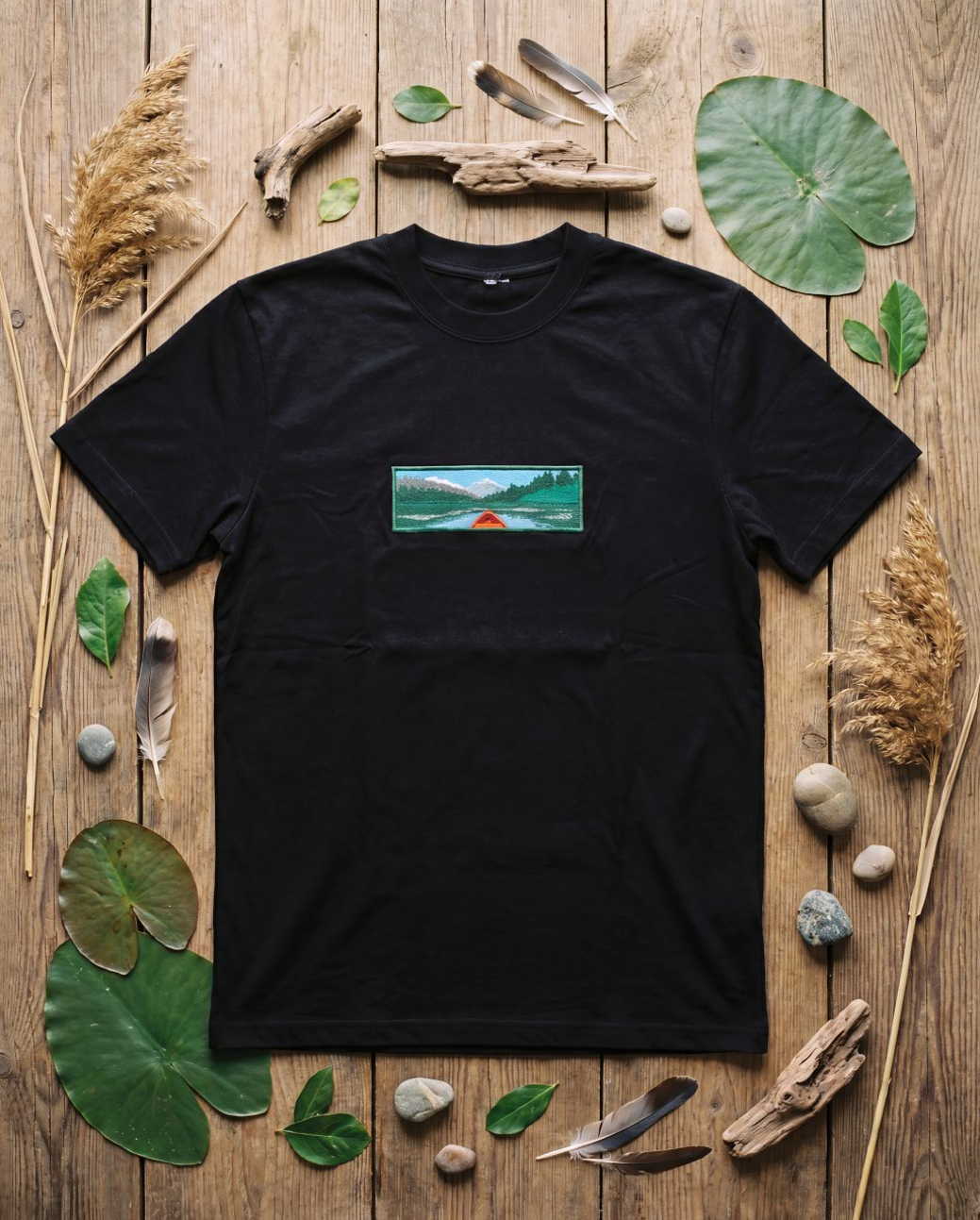 Canoe Lake Oversize Tee — Tricou brodat manual cu peisaj lacustru