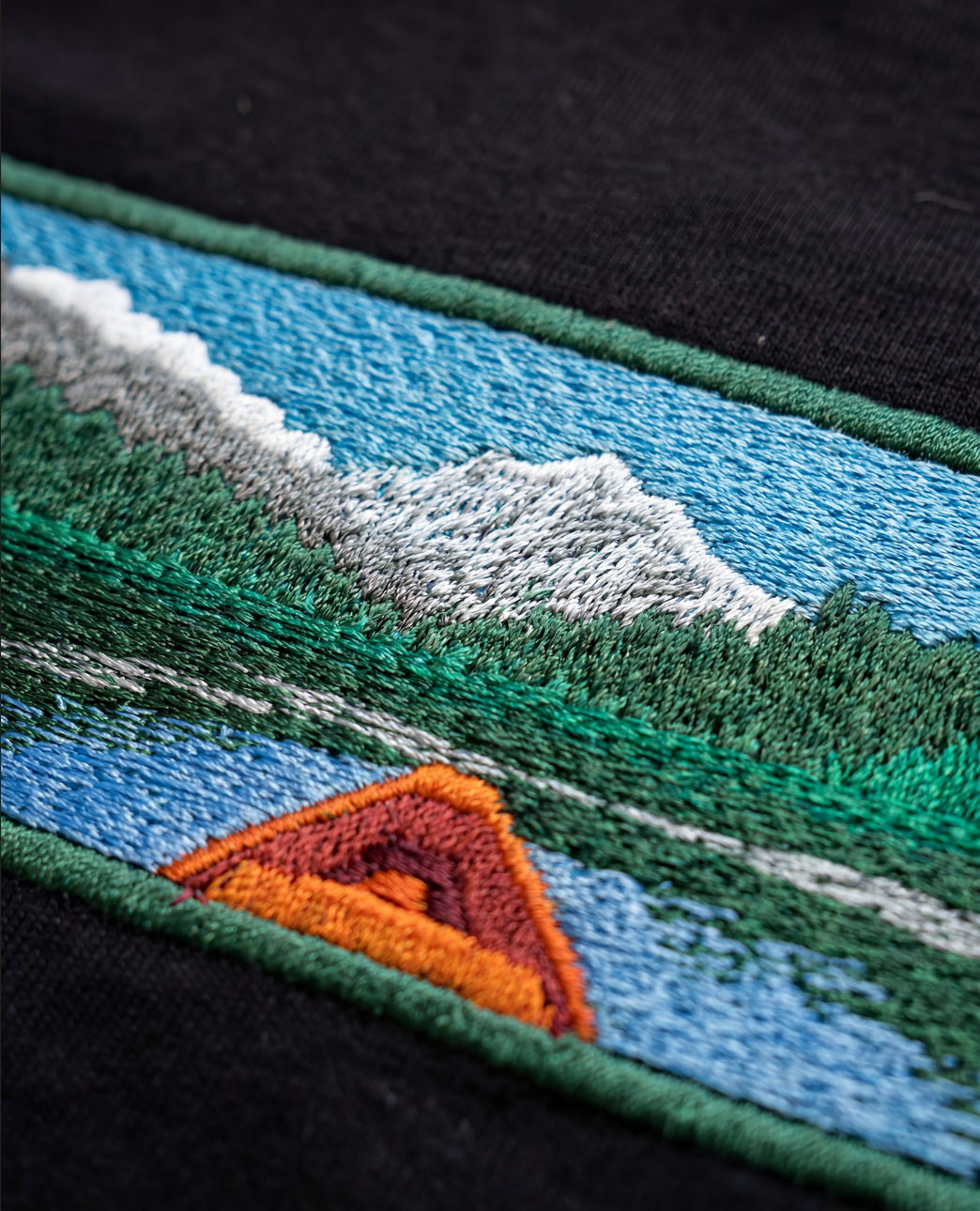 Canoe Lake Oversize Tee — Tricou brodat manual cu peisaj lacustru