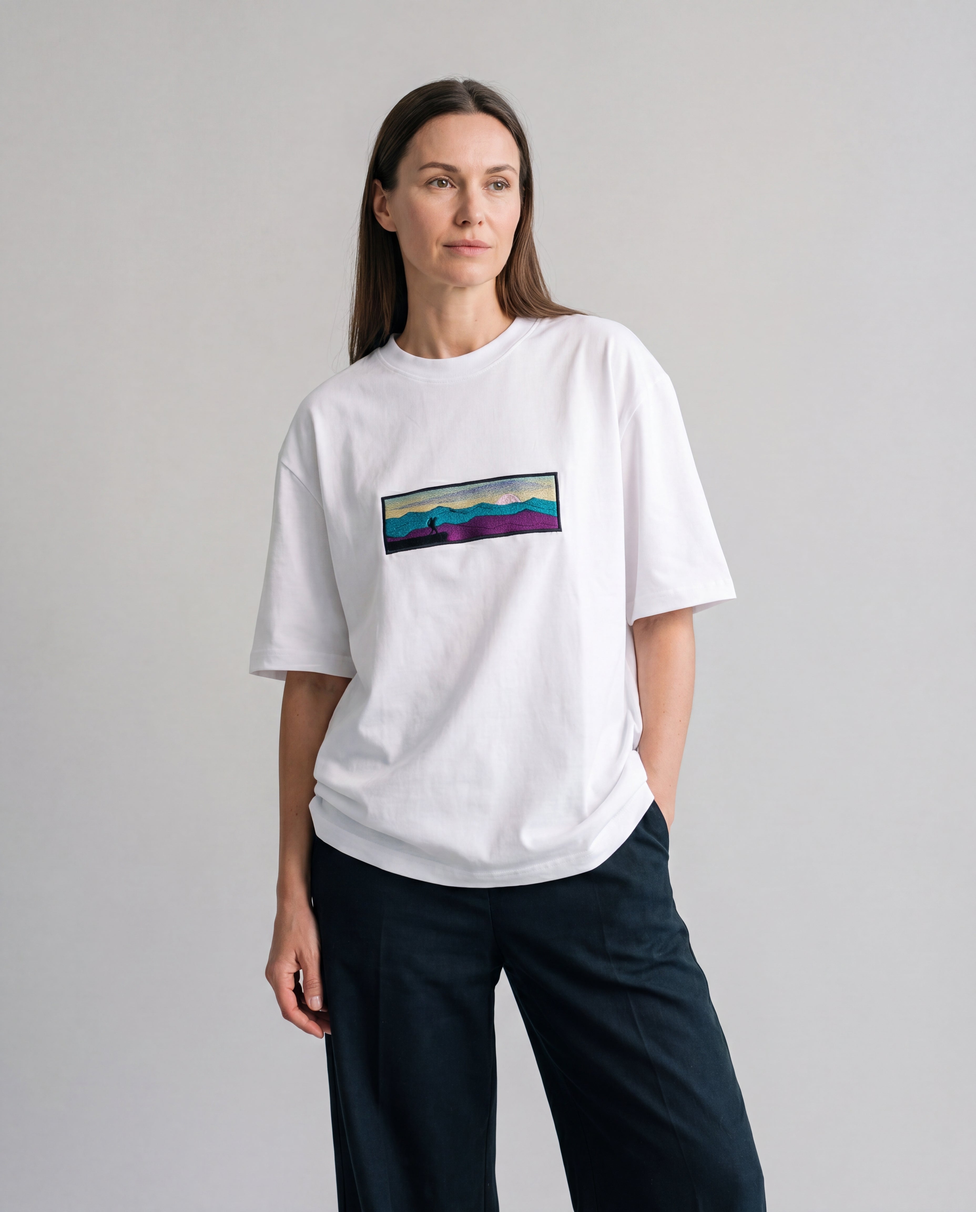 Summit Watcher Oversize Tee — Tricou brodat manual cu siluetă pe vârf de munte
