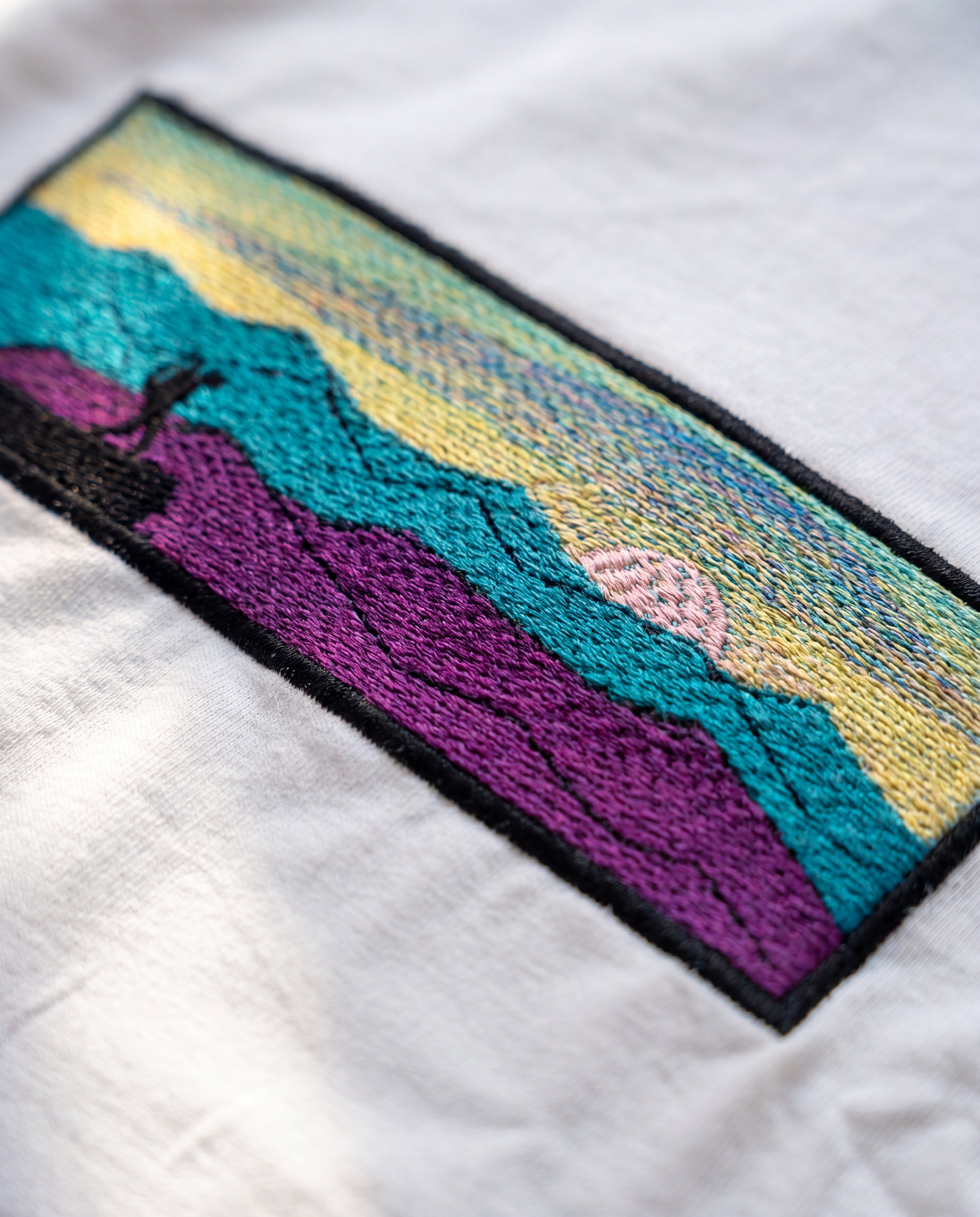 Summit Watcher Oversize Tee — Tricou brodat manual cu siluetă pe vârf de munte