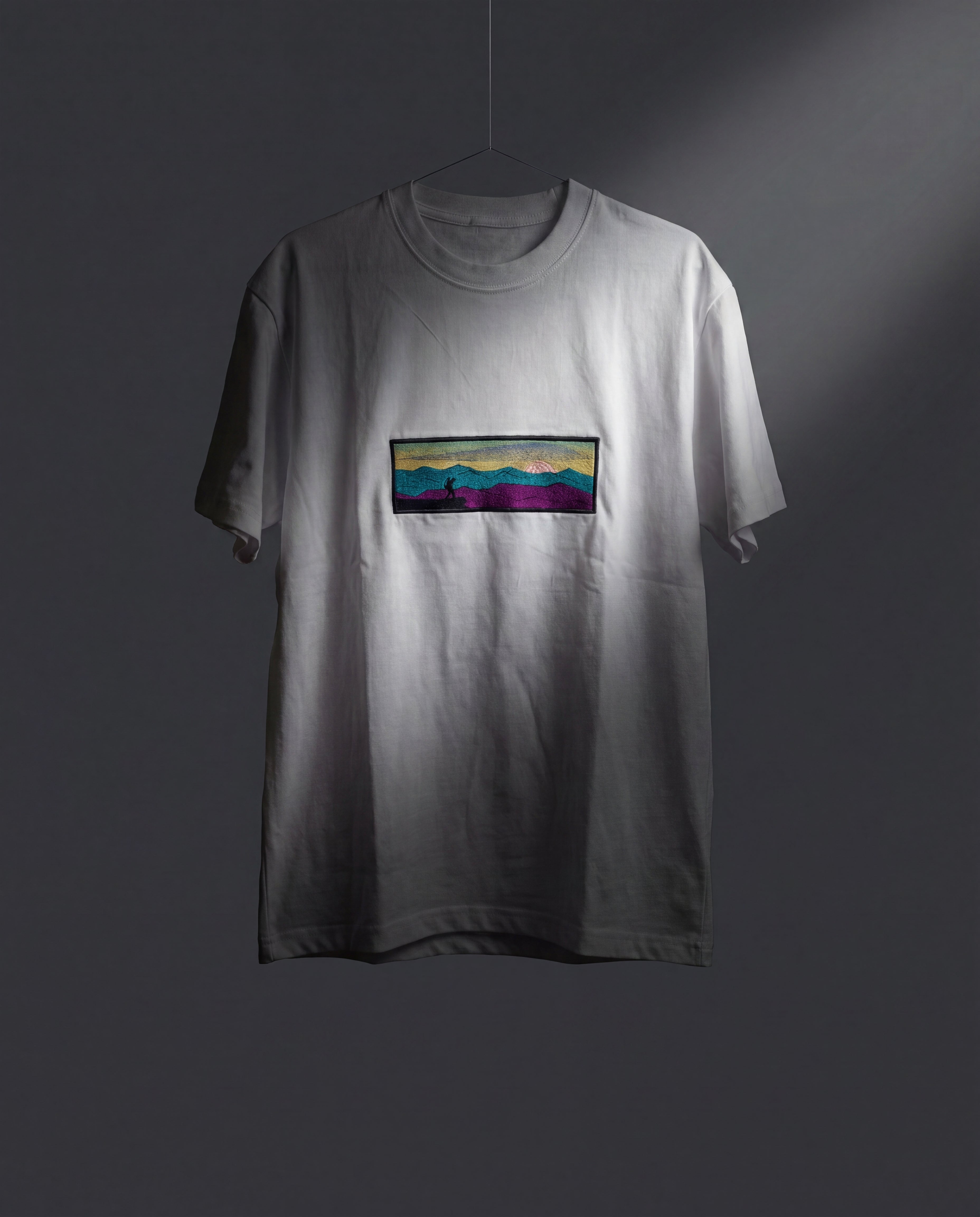 Summit Watcher Oversize Tee — Tricou brodat manual cu siluetă pe vârf de munte