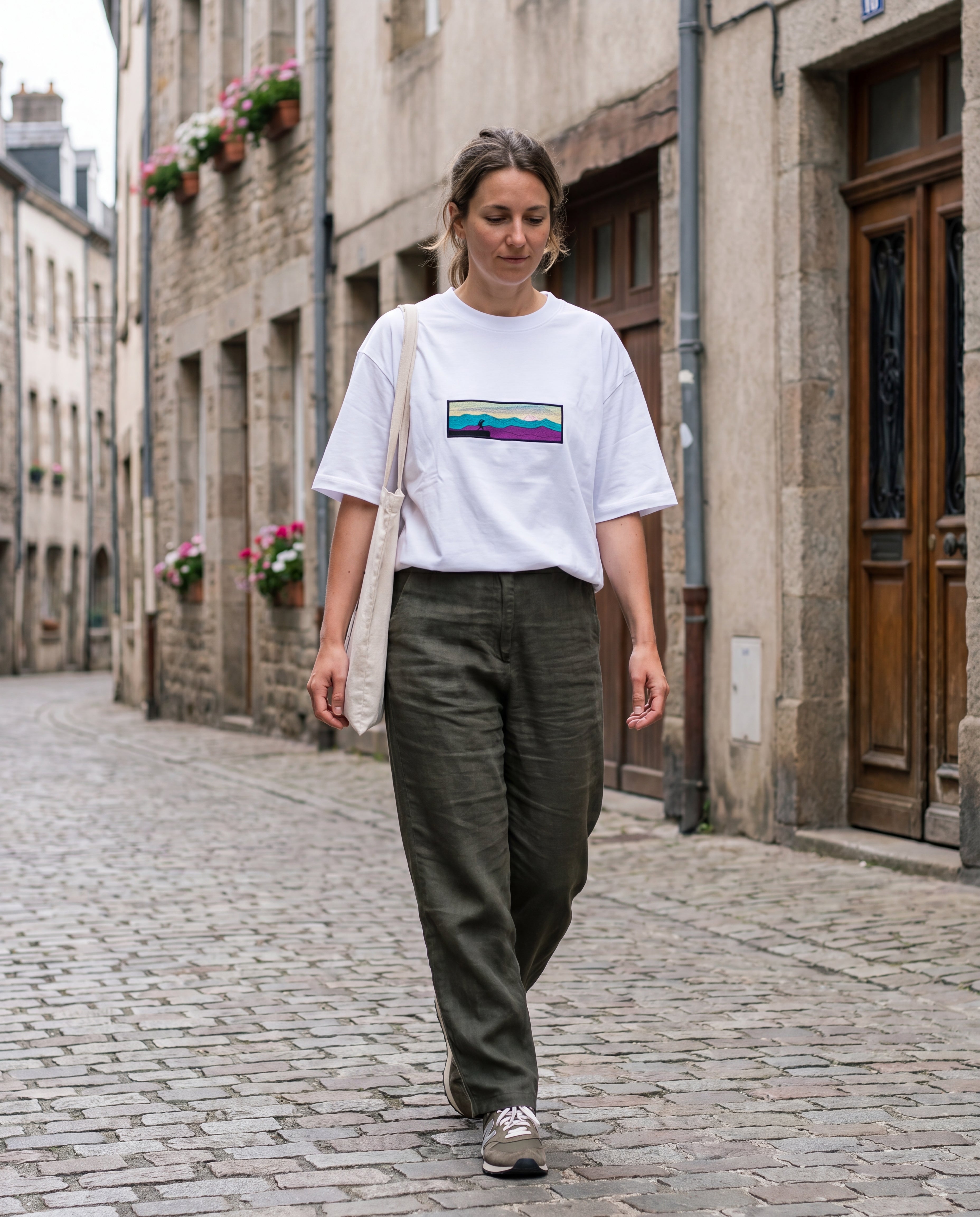 Summit Watcher Oversize Tee — Tricou brodat manual cu siluetă pe vârf de munte